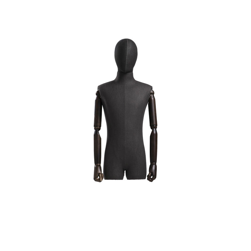 Aufgespalteter mit Beinen versehener männlicher Hälftekörper wickelte das Mannequin ein, das natürliche Körperkurven in den Schaufenstern zur Schau stellt
