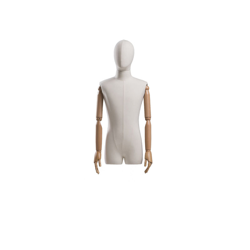 Aufgespalteter mit Beinen versehener männlicher Hälftekörper wickelte das Mannequin ein, das natürliche Körperkurven in den Schaufenstern zur Schau stellt